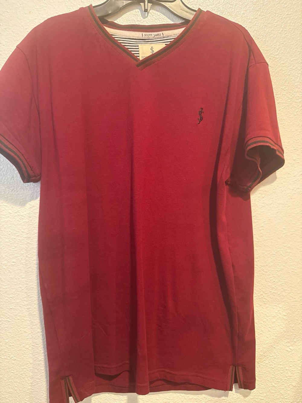 Scout James Men's V-Neck Short Sleeve Tee in Burgundy